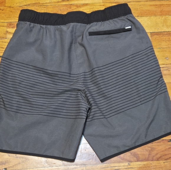 Vuori Banks Shorts Men's Small Gray W/ Black Stripes Swim Shorts (W28/29) - Picture 5 of 11